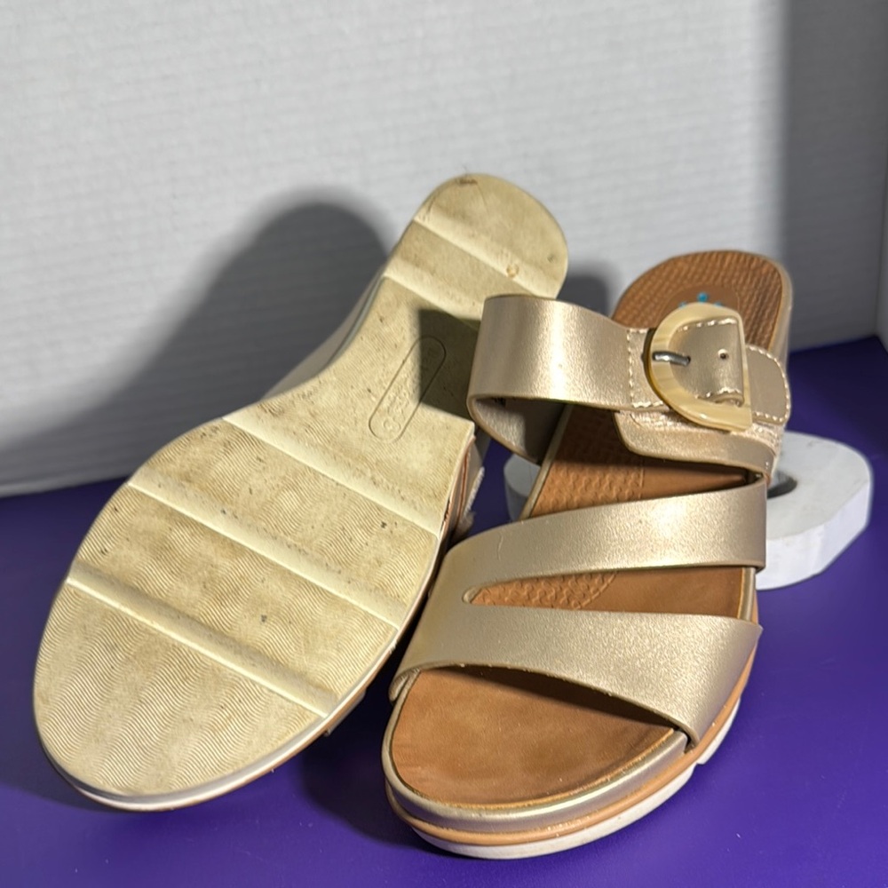 BareTraps Cream Sandals Comfortable Strappy Design - Picture 3 of 3
